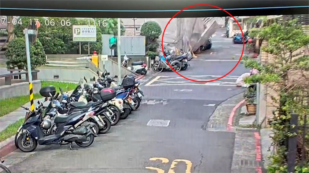 風太大吹倒鷹架! 突然倒塌波及路邊機車