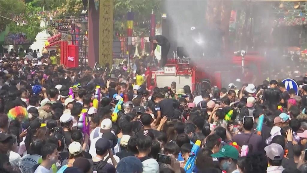 柬埔寨潑水活動慶祝新年 出動消防車噴水炒熱氣氛