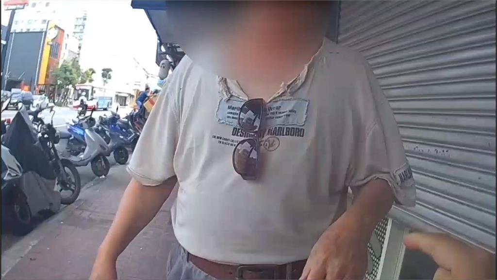 丟臉轉生氣！老翁違規穿馬路不服取締　飆罵員警還揮拳打人