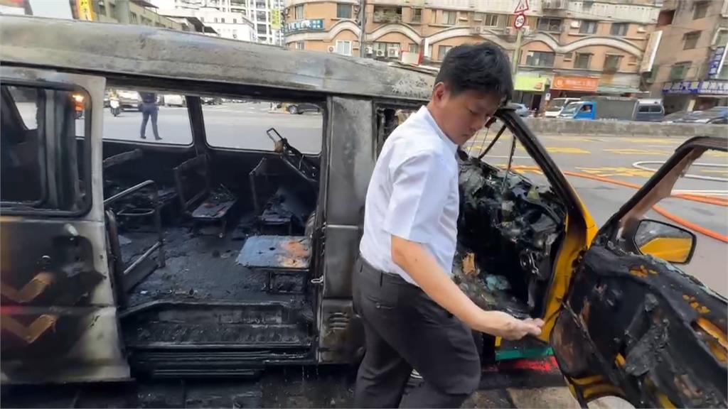 驚險！娃娃車半路突冒煙　10幼童急撤後竟爆炸起火