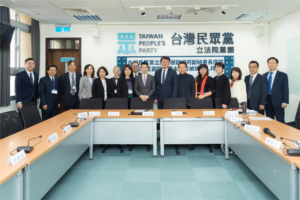 快新聞/何志偉率大法官被提名人拜會懇託支持 黃國昌:務實態度嚴審
