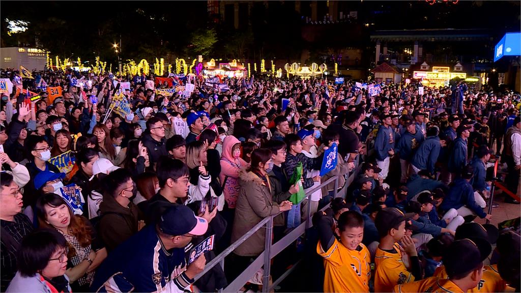 新北"台灣英雄見面會" 林昱珉穿上TAIWAN帽T與球迷同歡