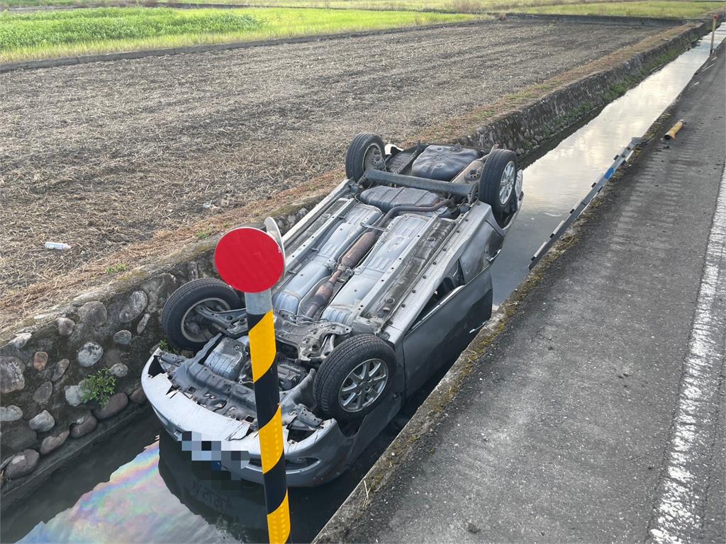 快新聞／翻進排水溝！宜蘭轎車酒駕失控　驚險畫面曝光