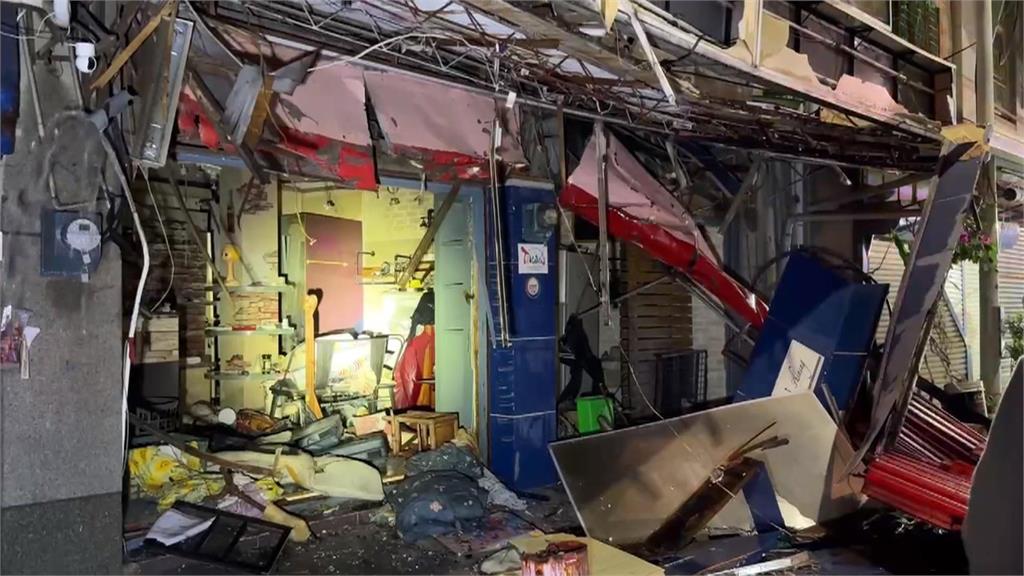 疑似煮食不慎　台南新營民宅氣爆　鐵皮雜物炸飛　路過騎士倒地