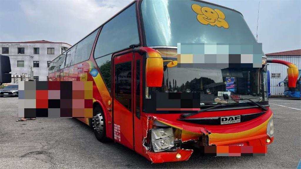 遭遊覽車"二度追撞" 小客車變形險成夾心餅乾