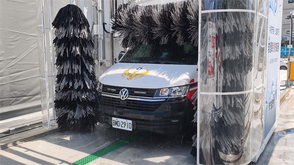 獨／洗車場業者引進加高型洗車機　幫救護車洗澎澎