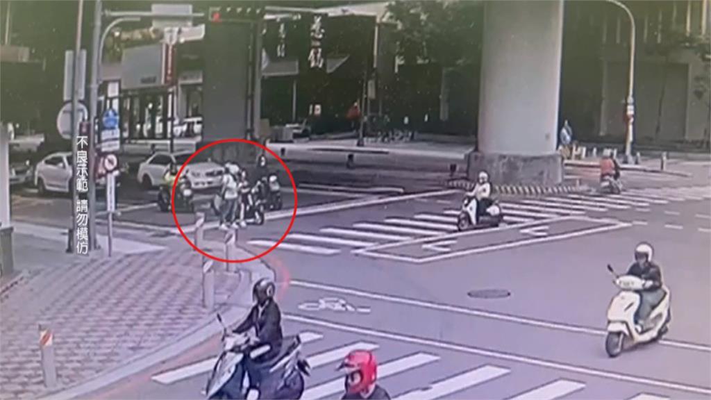 馬路上開個人音樂會? 台中男紅燈跳車拉小提琴