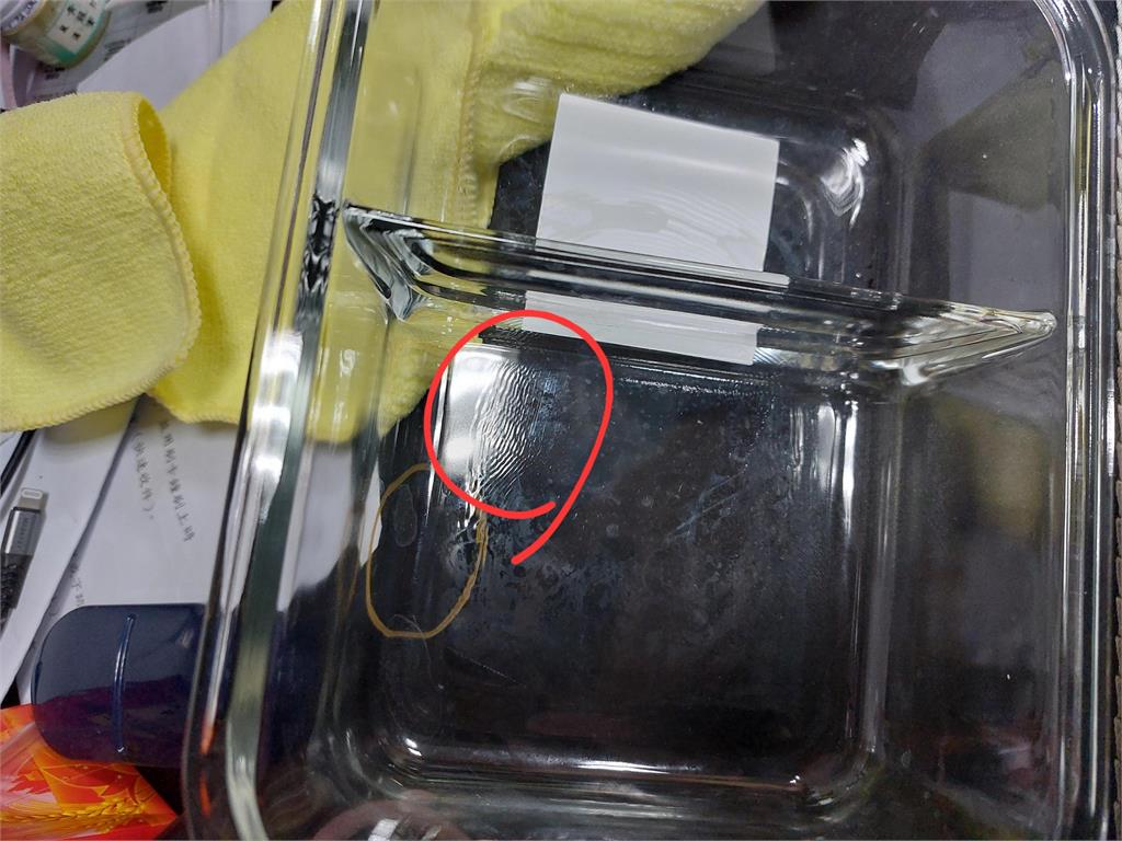 常放電鍋煮飯…保鮮盒底部突冒「不明波紋」嚇壞他!內行揭原因:不要撞到