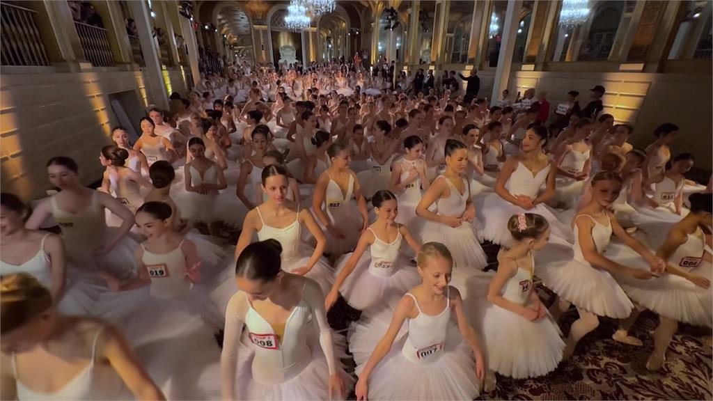 芭蕾舞者「踮腳一分鐘」　353人響應破世界紀錄