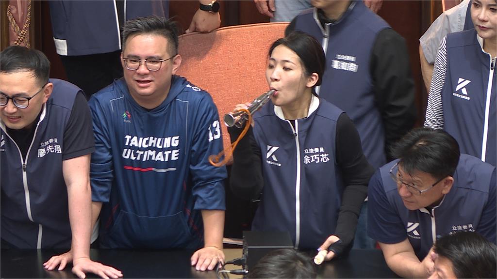國會改革法案闖關衝突 鍾佳濱、謝龍介多次扭打二度摔倒