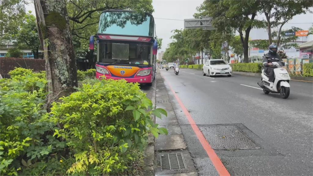 臨停變占用壓縮行人空間 遊覽車長期停放臨停車格無法可罰