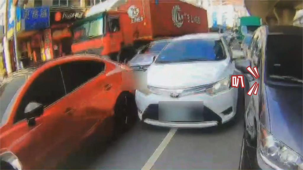 毒蟲拒檢逃衝撞卡車陣 警掏槍喝斥舉手投降