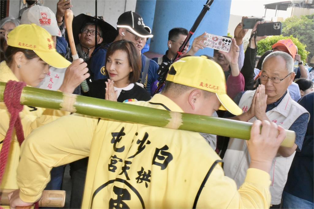 快新聞/「粉紅超跑」白沙屯媽祖連袂旗山繞境!邱議瑩迎駕點竹炮、鑽轎底