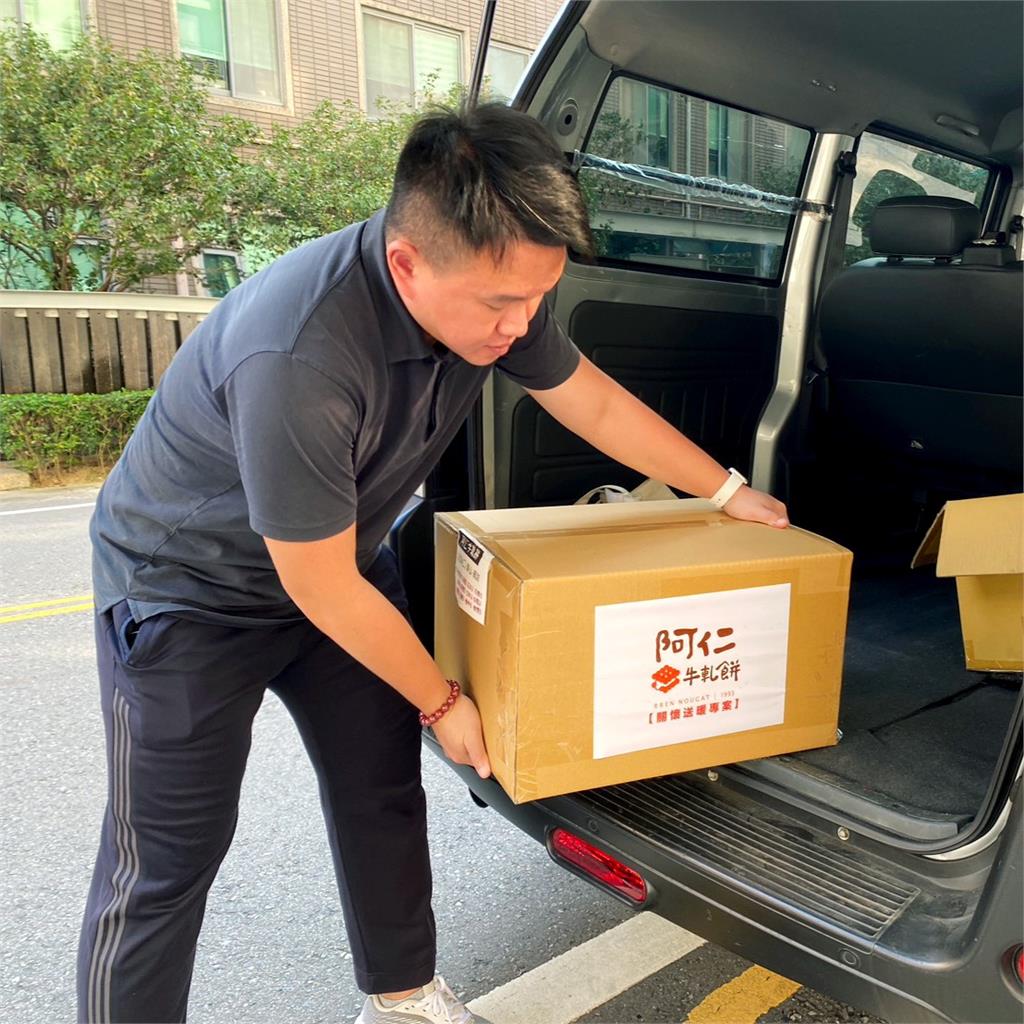 愛心不落人後！阿仁牛軋餅關懷弱勢長者