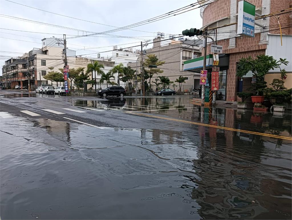 圖多／年度天文大潮發威！　屏東東港「海水漫街頭」畫面曝光