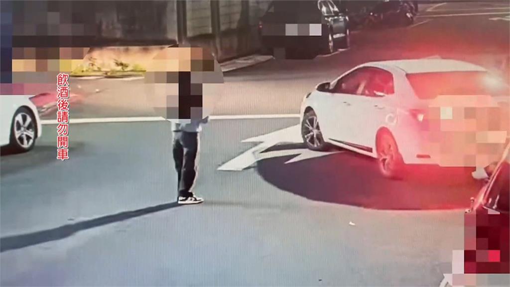 車子停不進!男大生護花代勞 遇警自招「有喝酒」
