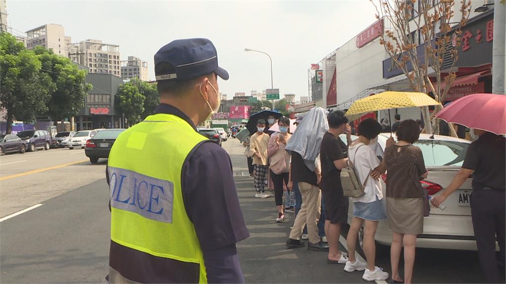 蛋黃酥店名店大排長龍　民眾檢舉「防疫破口」