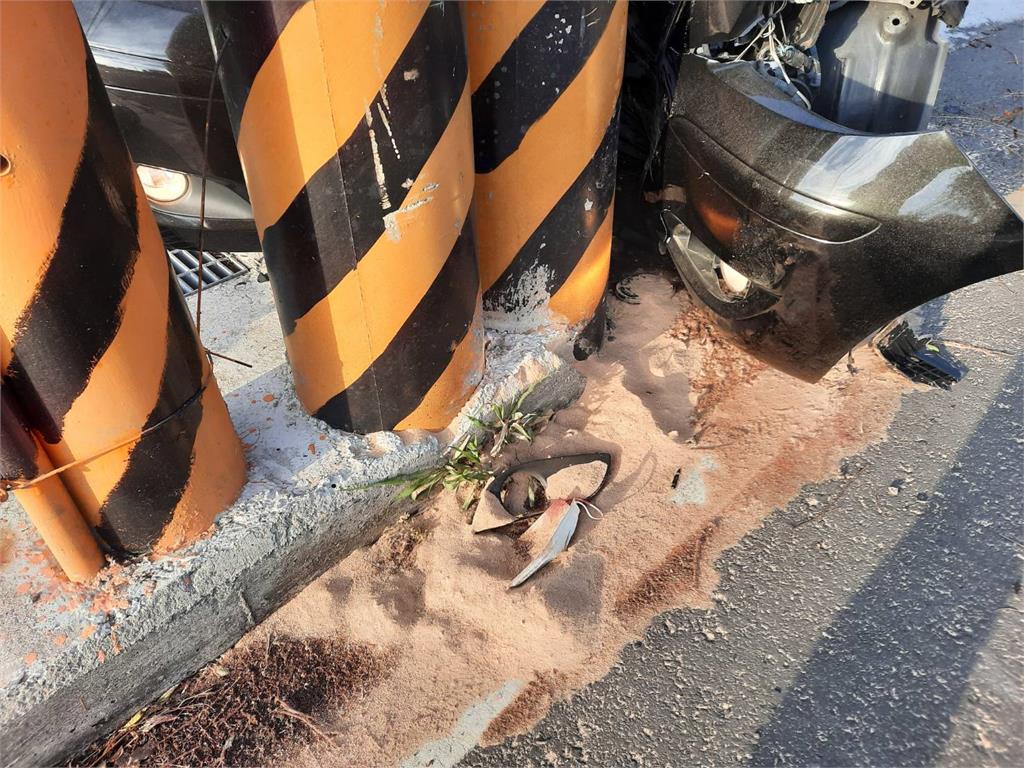 苗128線一家4口出遊失控自撞 車頭卡電桿「呈U字形」驚險畫面曝