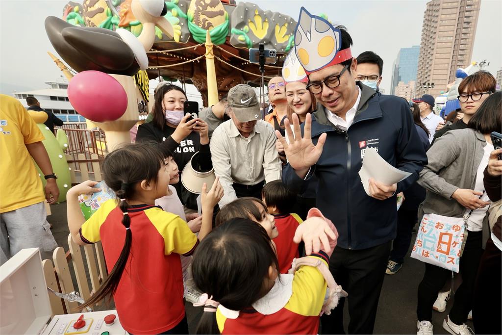 快新聞／您的陳三歲又上線了！戴超人力霸王頭套　親自開箱高雄冬日遊樂園