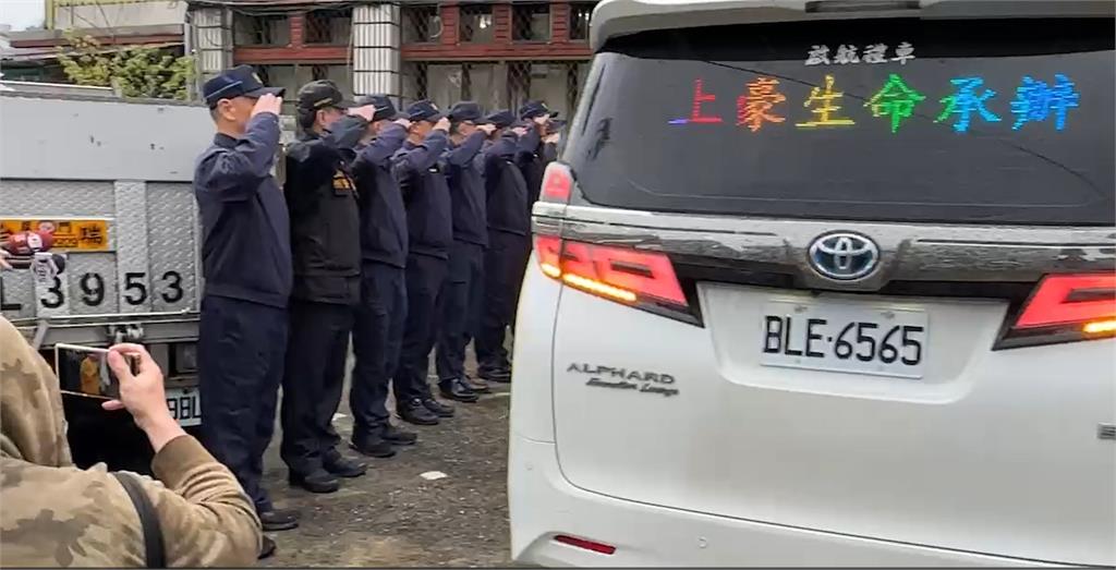 枉死警家屬招魂！同仁雨中列隊送別…所長崩潰哭喊：勤務結束一路好走