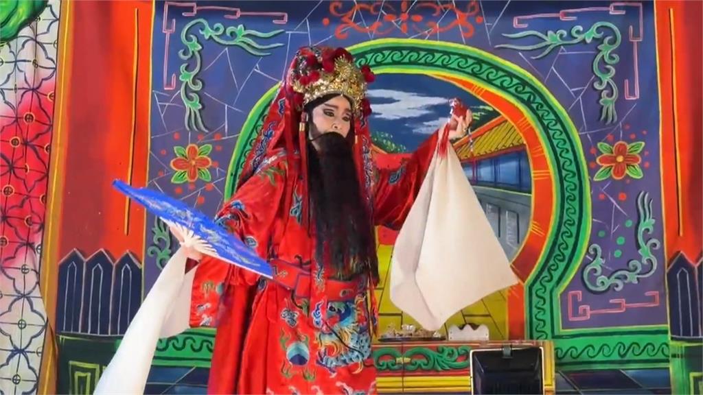 新竹城隍廟酬神好貼心　店招牌「自動升空」不影響表演