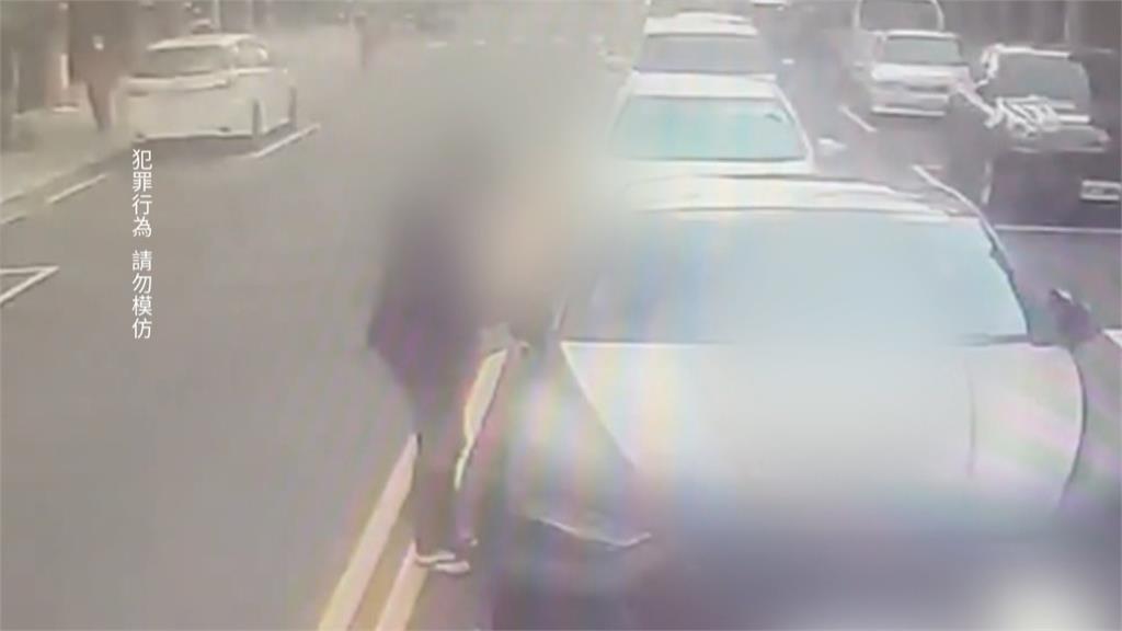 誇張！　拖吊途中撕封條上車　男謊稱「在車上睡覺」遭行車紀錄器打臉