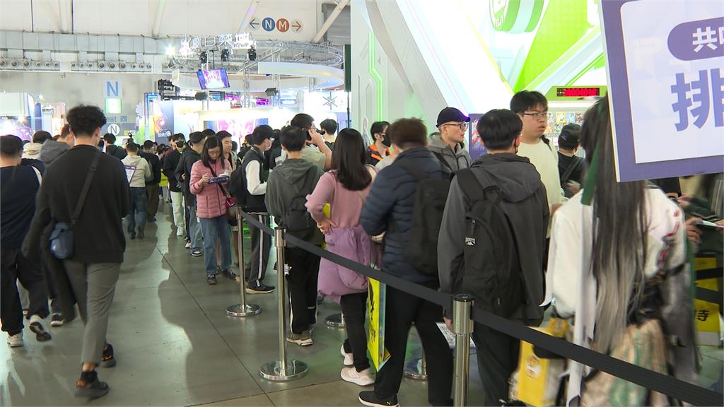 台北國際電玩展Day3 粉絲搶周邊"凌晨3點就來排"