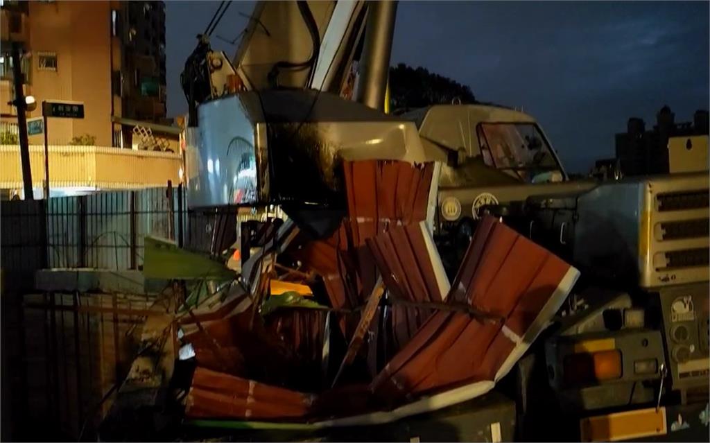 桃園傳工安事故　地面塌陷釀吊車翻覆　駕駛一度受困