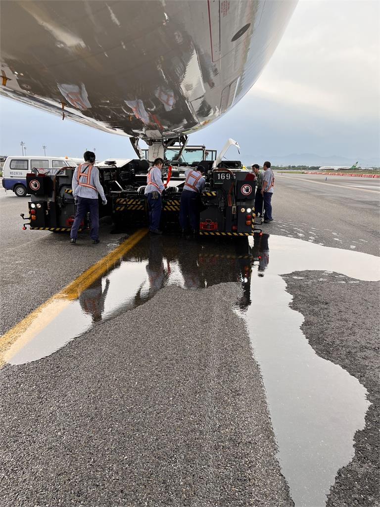 快新聞／引擎冒煙！地勤車拖國泰班機「油管爆裂」　桃勤：未影響航班