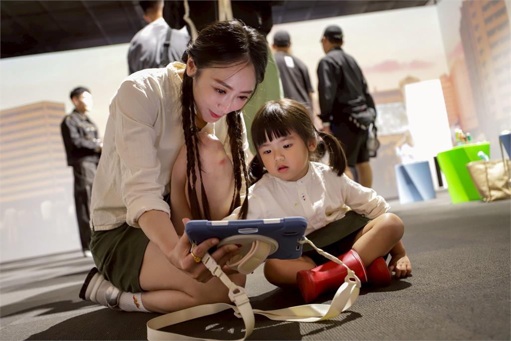 國家記憶「潮」起來！王瞳、宮美樂驚呼國家檔案館：「原來歷史好好玩 」