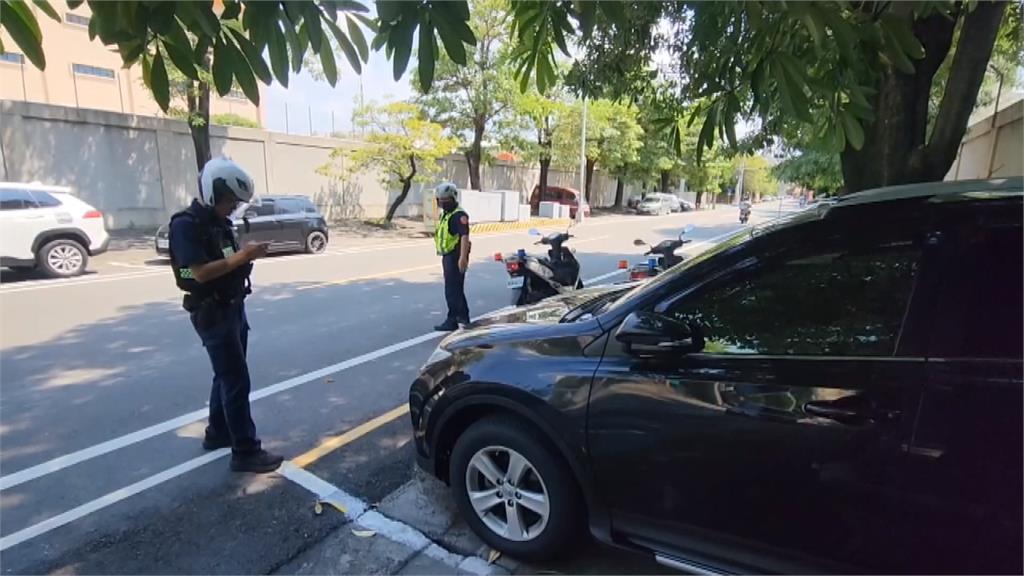 汽車橫停2車格間「規避收費」　警：已違法最高罰1200元
