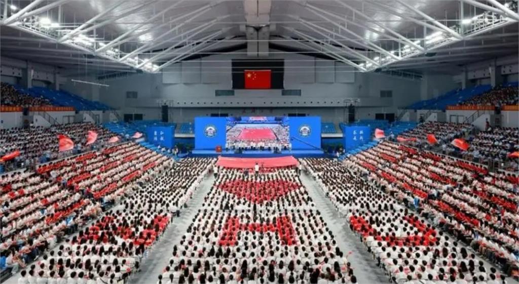 中國武漢大學竟擺「日本國旗椅」畫面曝！遭小粉紅罵「漢奸窩」校方被迫道歉