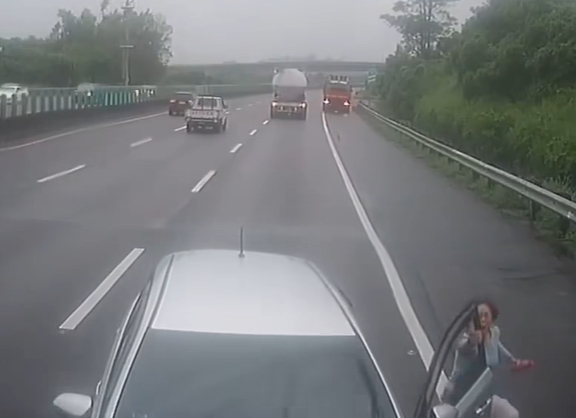 汽車國道逆向偷溜⋯大媽「緊抓車門」猛踱步！超扯撞上畫面曝光一票人傻眼