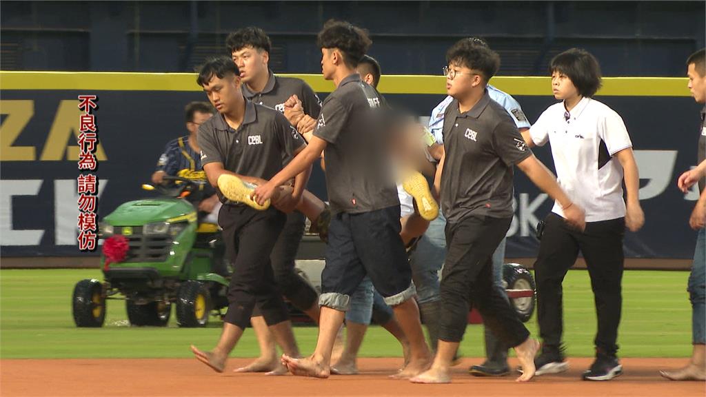 又是你!NBA「小波特」洲際開球 遭黑名單球迷亂入突襲熊抱