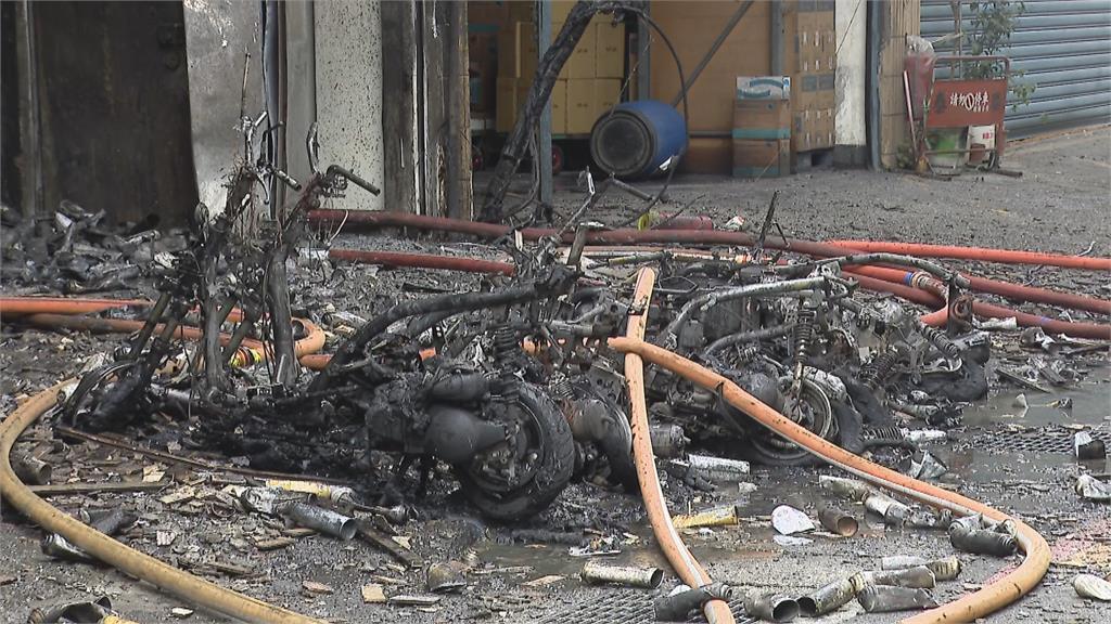 快新聞/新北三重工廠火警!消防救出受困頂樓4人 6人預防性送醫