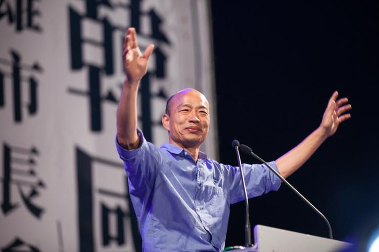 孔劉意外撞衫韓國瑜!「連姿勢都一樣」對比照笑翻網:也會膝蓋走路嗎
