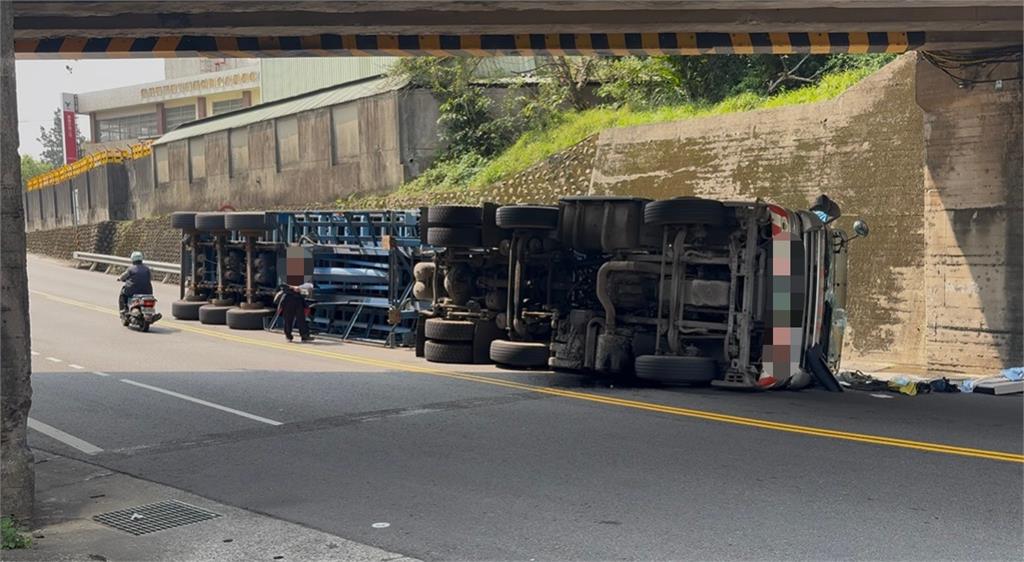 快新聞／「限高4M」沒在看！貨櫃車直撞涵洞車輛翻覆　驚悚畫面曝光