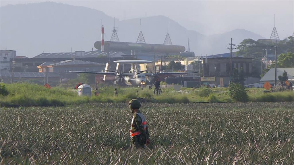 驚險!E2K預警機迫降屏北 機腹著地幸機上5人全員平安