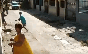 目擊搶劫案駕駛想開車「阻止歹徒」！竟意外「撞死受害女子」影片流出網傻眼