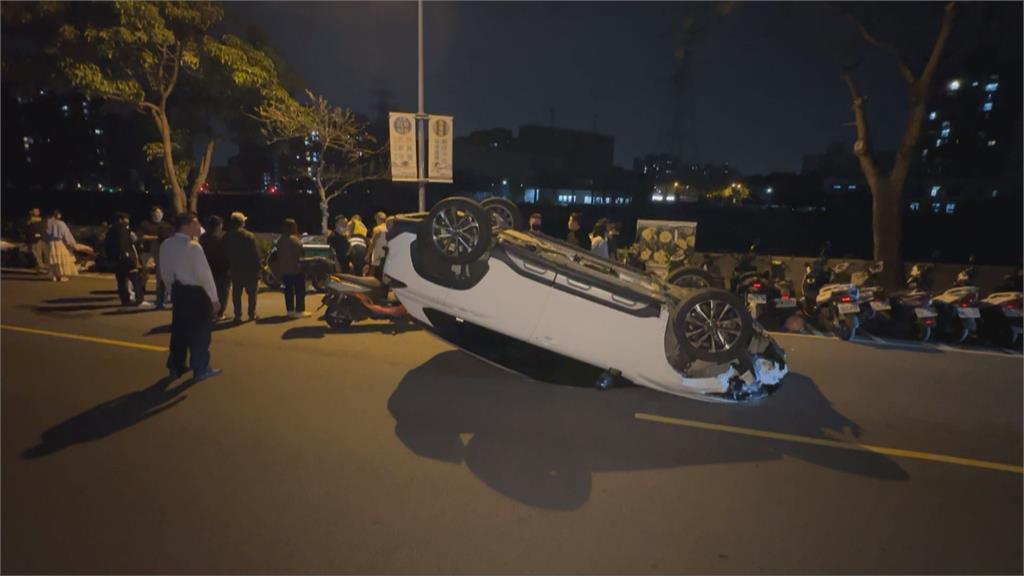 女子疑心情不佳酒駕撞毀路邊２４輛機車　肇事車失控翻覆畫面曝光