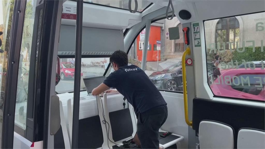 沒有司機！　義大利無人電動公車首度上路測試