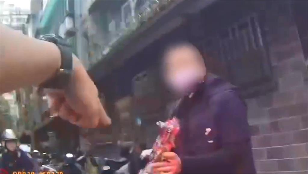 快新聞／小孩衝馬路嚇壞騎士「爆粗口」！中和男氣炸掏「假槍」嗆聲　下場慘了