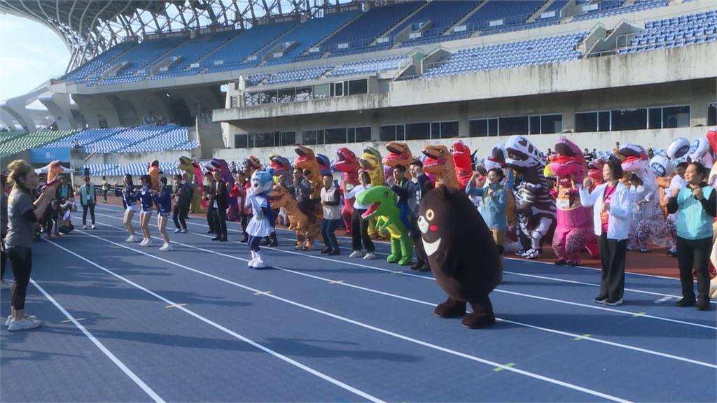 高雄富邦馬拉松明開跑！　恐龍組今先登場　世運場館變「侏儸紀公園」