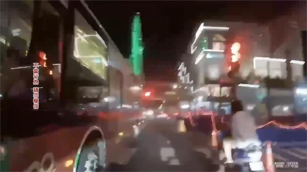 違規遭攔停騎士闖紅燈走回理論　二度吃罰單企圖撞警被帶回管束