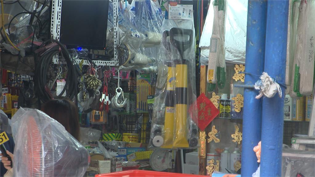 搶劫?雨衣怪客闖饒河街五金行 噴辣椒水又傷人!老闆父子奮力抵抗