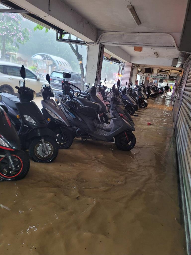 內湖金龍路馬路變黃河、車泡水！阿嬤驚呼大水「像海浪一直湧」灌進家門