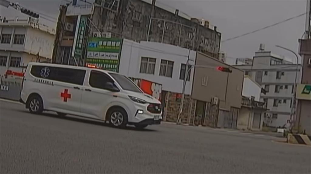 就是不讓？救護車鳴笛閃燈過路口　竟「連六台」汽機車未禮讓