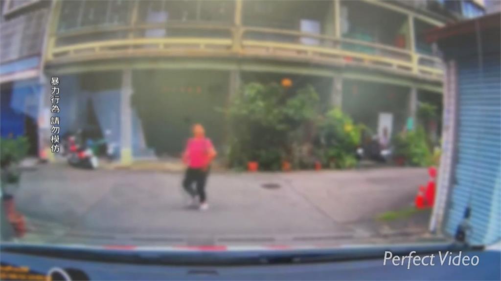 男子拿棍棒歐打父親與鄰居　還與到場員警搏命拚輸贏