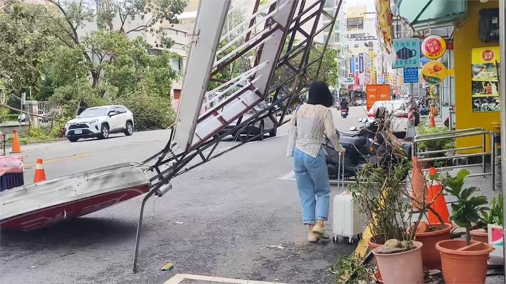 六合夜市好慘 樹木倒一片招牌被吹落掉滿地
