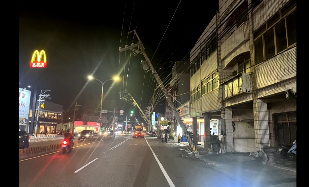 彰化工程車＂吊桿未收＂拉扯電線　782戶一度停電